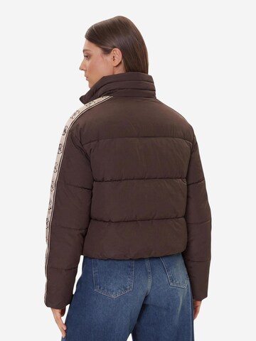 Veste d’hiver 'NEW JEAN PUFFER JACK V5BL11 WGYC2' GUESS en marron