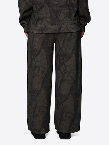 Wide leg Pantaloni con pieghe di Good For Nothing in marrone
