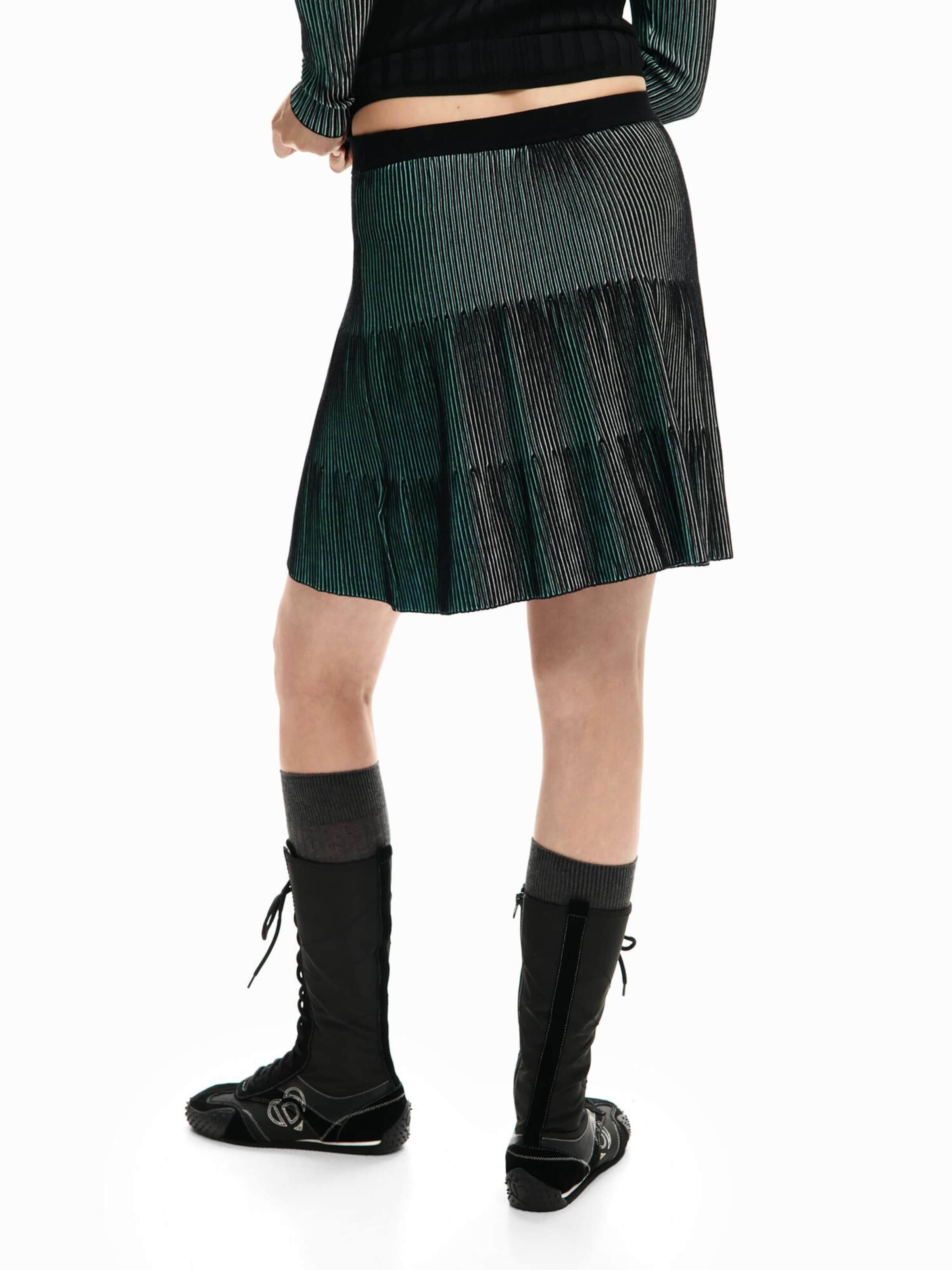 Fustă de la Desigual pe verde