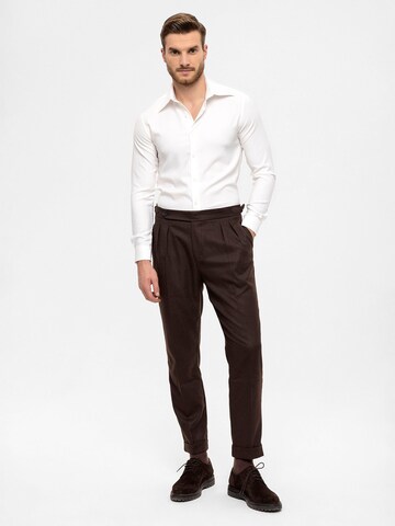 regular Pantaloni con pieghe di Antioch in marrone