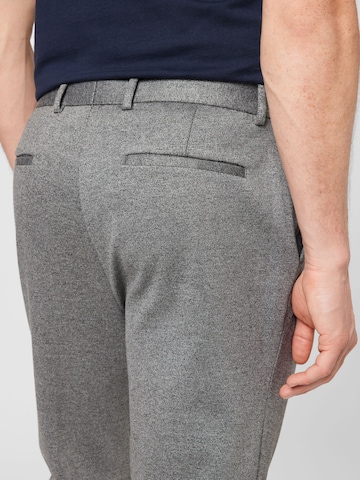 BURTON MENSWEAR LONDON Tapered Bandplooibroek in Grijs