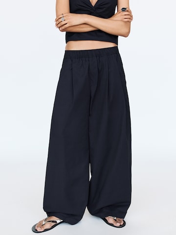 Pull&Bear Wide leg Pleat-front trousers in Blue: front