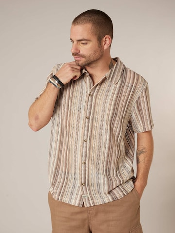 Coupe regular Chemise 'Luther' Deeluxe en marron : devant