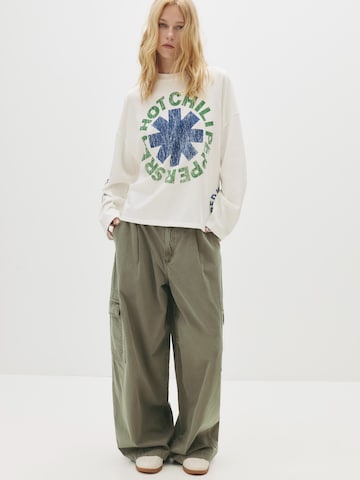 Pull&Bear Тениска 'RED HOT CHILI PEPPERS' в бяло: отпред