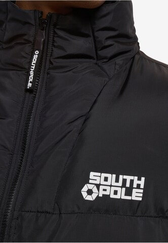 SOUTHPOLE Weste in Schwarz