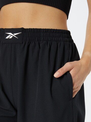 Reebok - Tapered Pantalón deportivo en negro