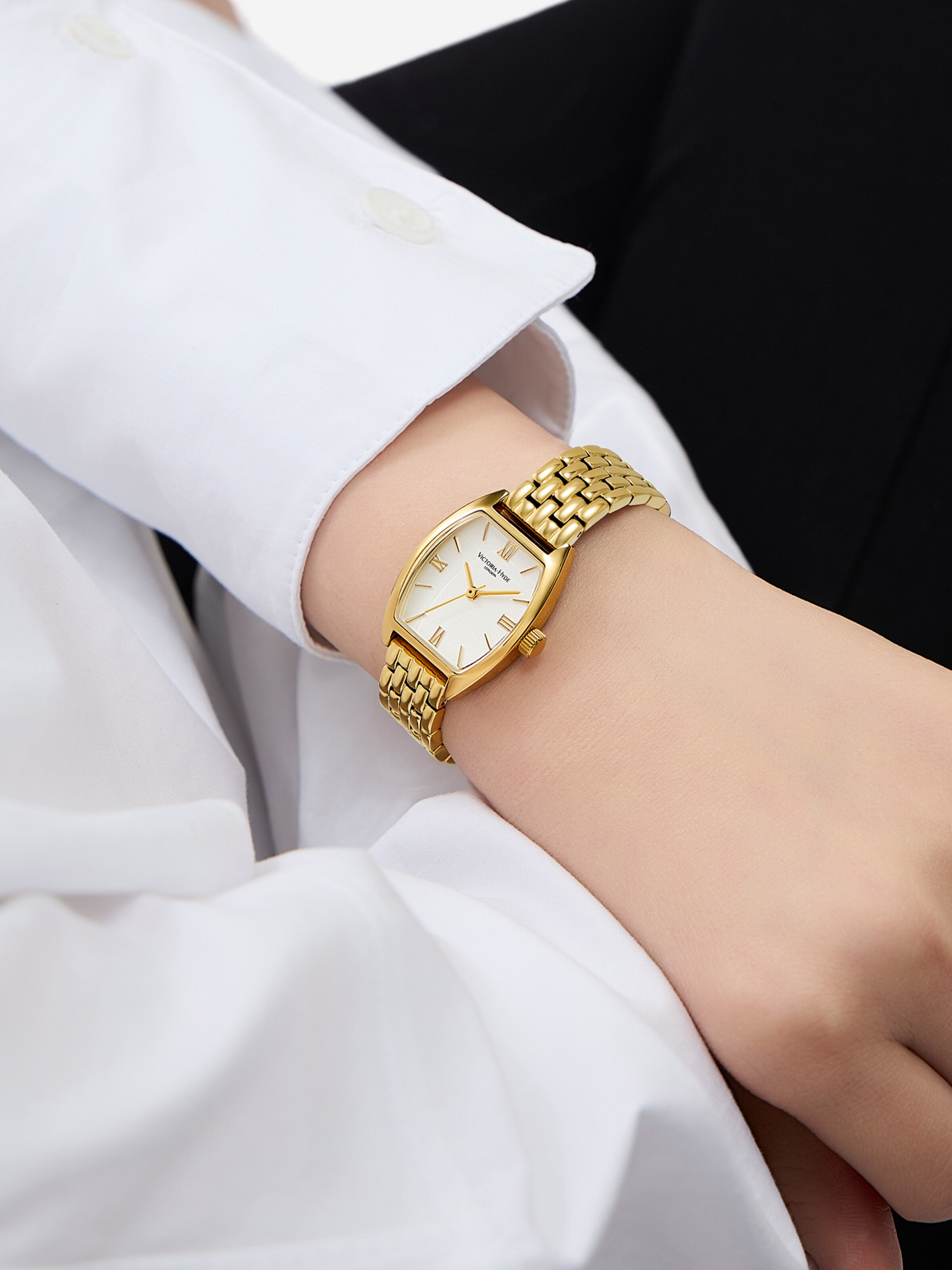 Orologio analogico 'Barrel' di Victoria Hyde in oro: frontale