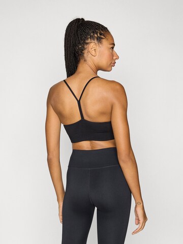 NIKE Бюстие Спортен сутиен в черно