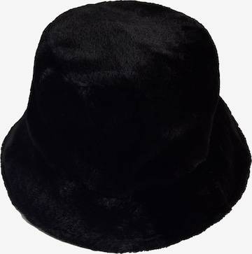 Pălărie de la Bershka pe negru