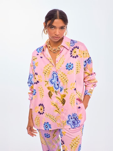 Lola Casademunt Pusero värissä vaaleanpunainen: etupuoli