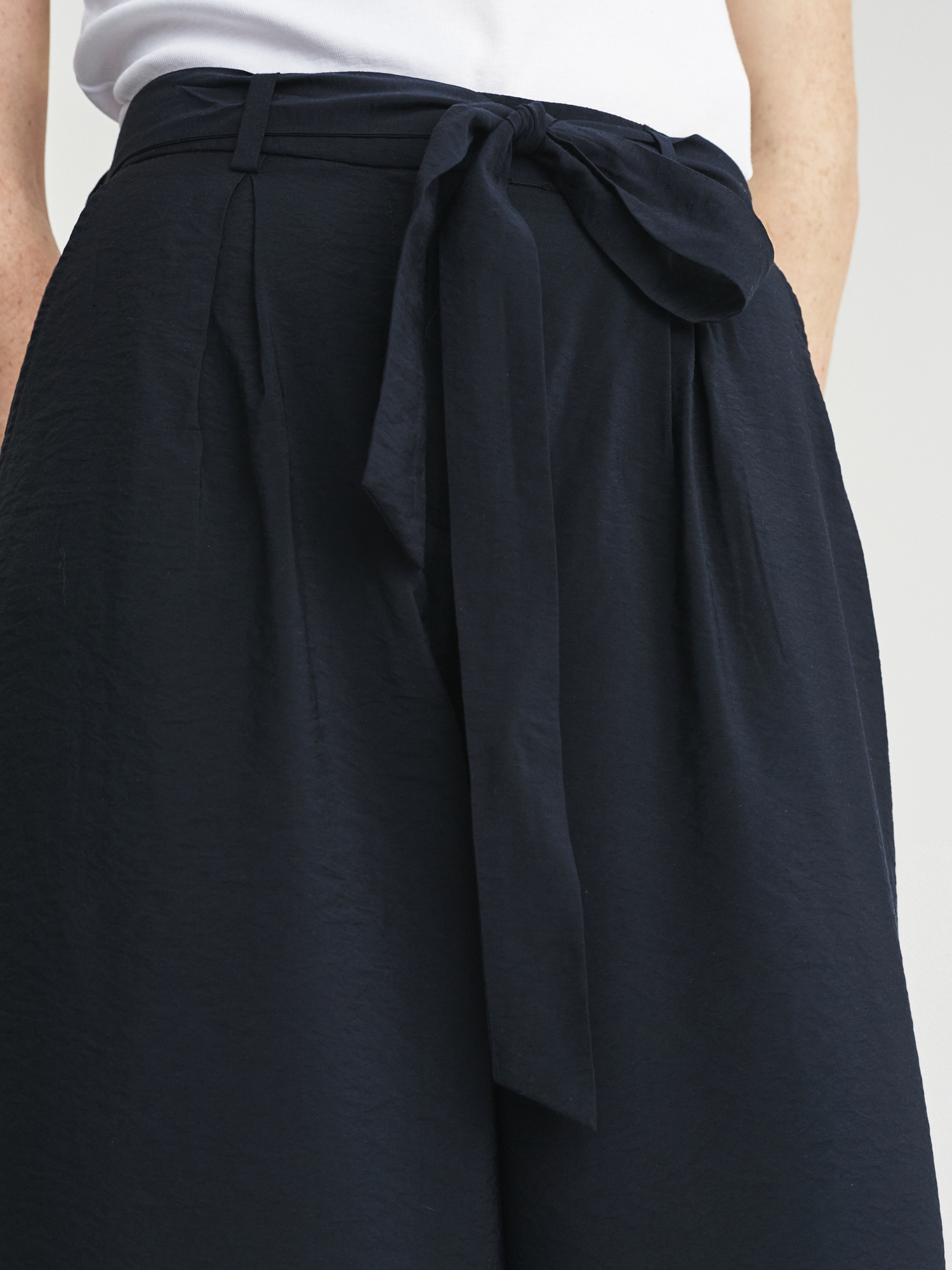 Wide leg Pantaloni con pieghe 'Zami' di TATUUM in blu