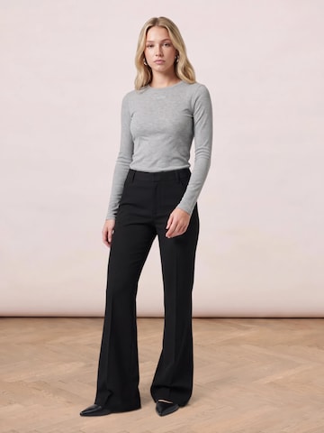 Pantaloni de la noar studios pe negru: față