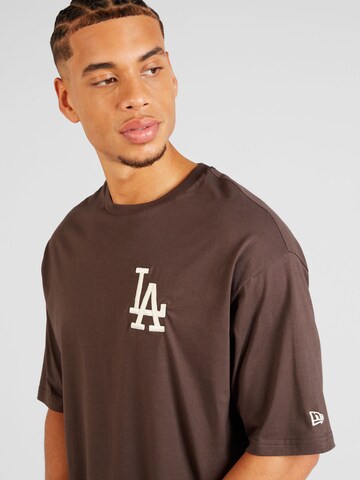 T-Shirt 'LEAGUE ESSENTIALS' NEW ERA en marron