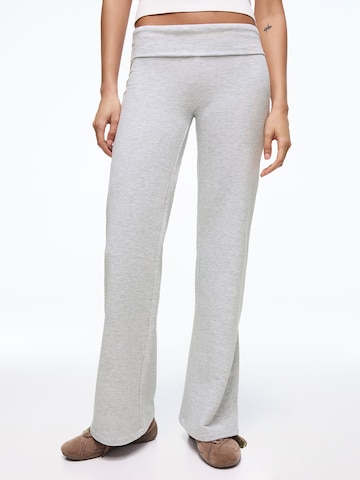 Bershka Levenevä Housut värissä harmaa: etupuoli