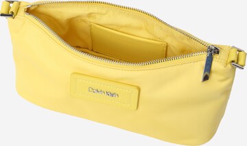 Calvin Klein - Bolso de hombro en amarillo