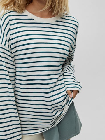 Tricou de la Pull&Bear pe alb