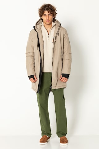 Ron Tomson Wintermantel, Model trägt Größe M in Braun