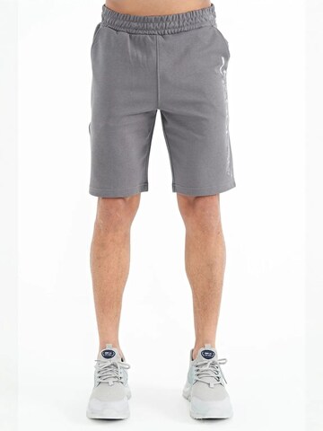 Tommy LifeHlače 'Shorts' - siva boja: prednji dio