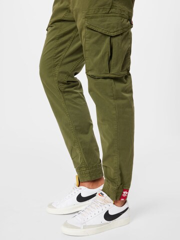 Tapered Pantaloni cu buzunare de la ALPHA INDUSTRIES pe verde