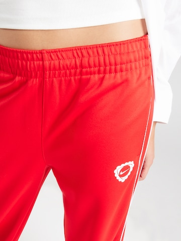 Nike Sportswear Широки крачоли Панталон в червено