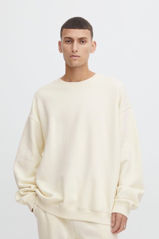The Jogg Concept Sweatshirt in White: front