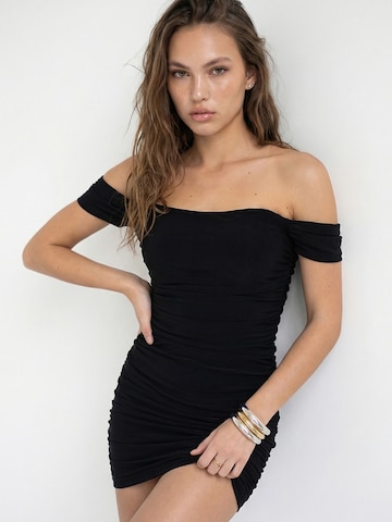Trendyol - Vestido en negro: frente