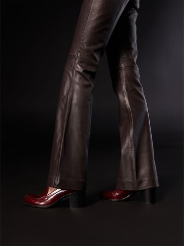 Regular Pantalon 'Kate' Bella x ABOUT YOU en marron