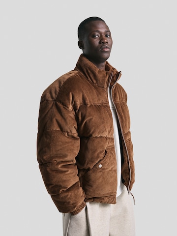 Bershka Přechodná bunda – hnědá: přední strana