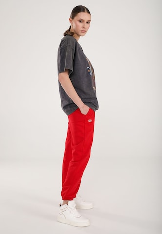 Loosefit Pantaloni sportivi di ET Nos in rosso