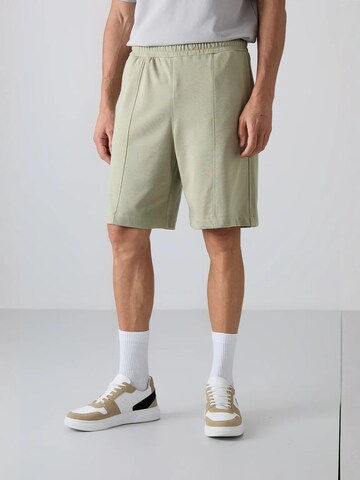 Tommy Life Regular Pants in Green: front