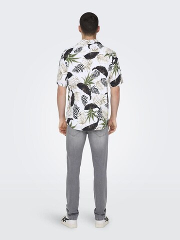 Coupe regular Chemise 'ONSWAYNE' Only & Sons en blanc