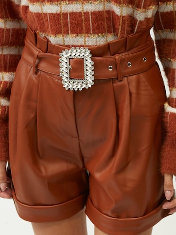 Influencer - regular Pantalón plisado en marrón