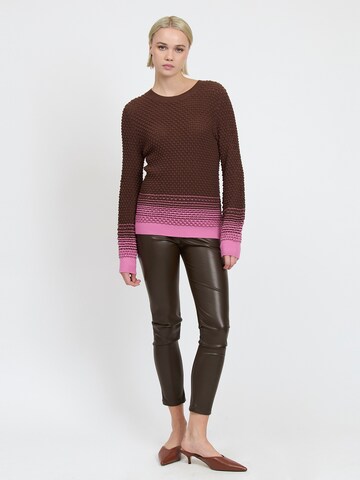 Influencer Pullover in Braun