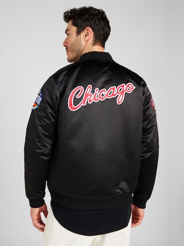 Mitchell & Ness Välikausitakki 'CHICAGO BULLS' värissä musta