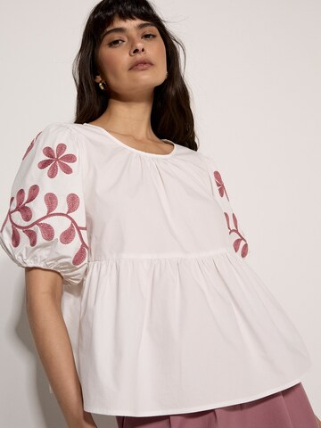 Apricot Floral Embroidered Peplum Top ' ' in Beige: Vorderseite