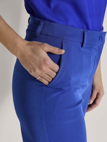 MADELEINE Loosefit Hose in Blau