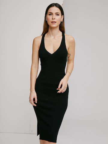 A LOT LESS שמלות 'Kalyn' בשחור: מלפנים