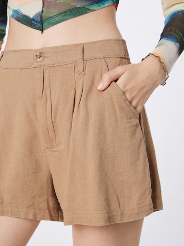 Loosefit Pantaloni con pieghe 'EMEA' di HOLLISTER in marrone