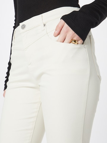 Coupe slim Pantalon 'SHAKIRA' BRAX en blanc