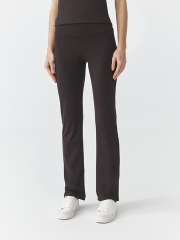 TATUUM - Bootcut Pantalón 'OLIS' en marrón: frente