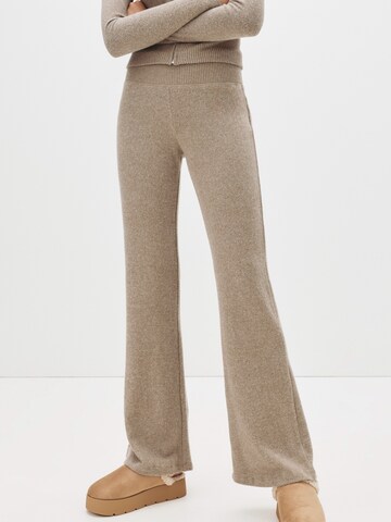 évasé Pantalon Pull&Bear en marron : devant