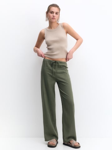 Regular Pantaloni de la Pull&Bear pe verde