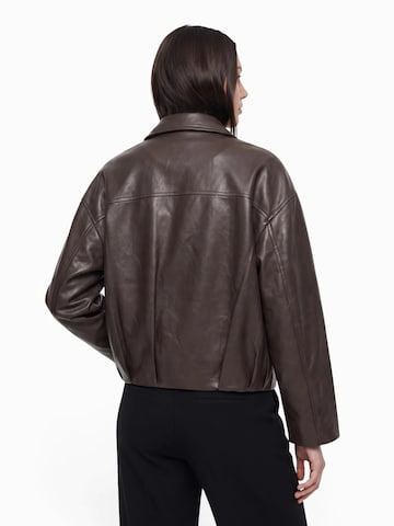 Bershka Prehodna jakna | rjava barva