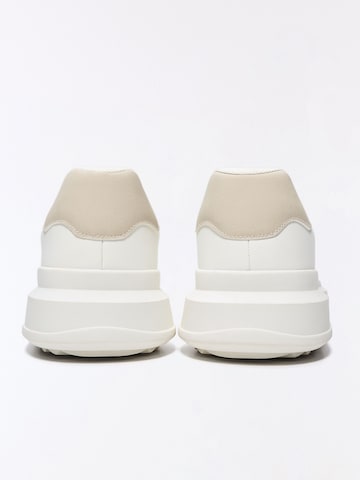 Bershka Trampki niskie 'TALON ARENA' w kolorze biały