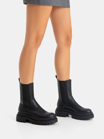 Bershka Chelsea boots in Black: front