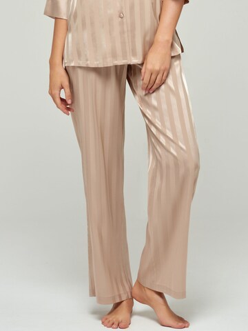 Marc & André Pyjamahose in Gold: Vorderseite