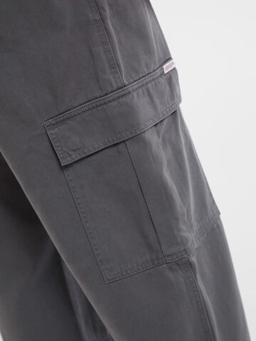 regular Pantaloni di GUESS in grigio