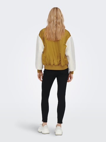 Veste mi-saison 'Harper' ONLY en jaune