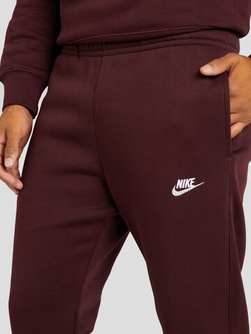 Tapered Pantaloni 'CLUB FLEECE' de la Nike Sportswear pe roșu