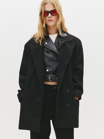 Palton de primăvară-toamnă de la Pull&Bear pe negru: față
